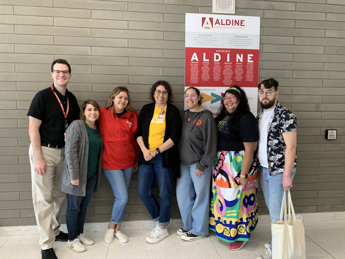 Love #MyAldine familia! These group of young leaders did an amazing job volunteering this morning at the #Bookworm Festival! Thank you @BlueWillowBooks for this amazing collaboration! ❤️📚💙@drgoffney @DrFavy @CypresswoodES @Carter_AISD