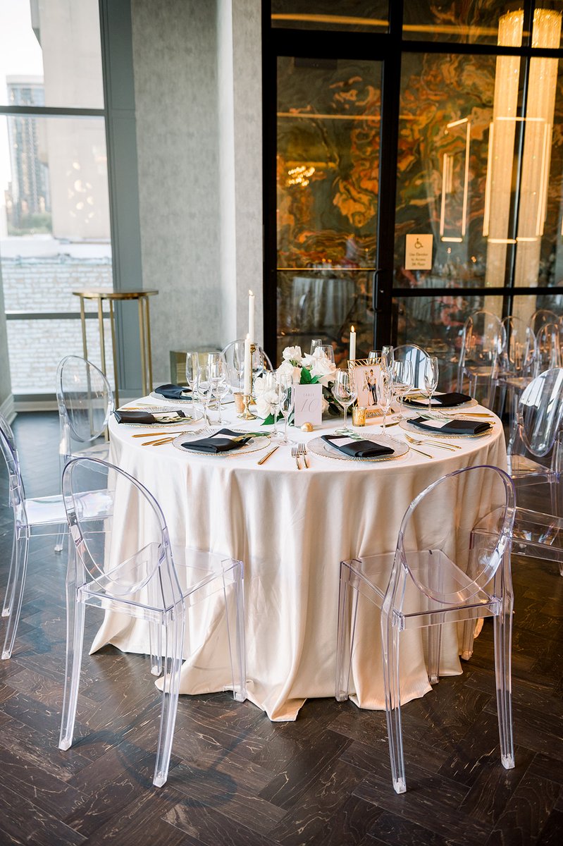 LMStudioChi's tweet photo. Dinner with a view 🤩💕 LM Studio offers stunning views of Chicago’s historic Michigan Ave and Grant Park! Set up your dinner tables by our floor-to-ceiling windows for sweeping views during your reception dinner 🥂✨

📸 @nikolemariephoto

#ChicagoWeddings #weddingflowers #table https://t.co/XOEHEwk5Wd