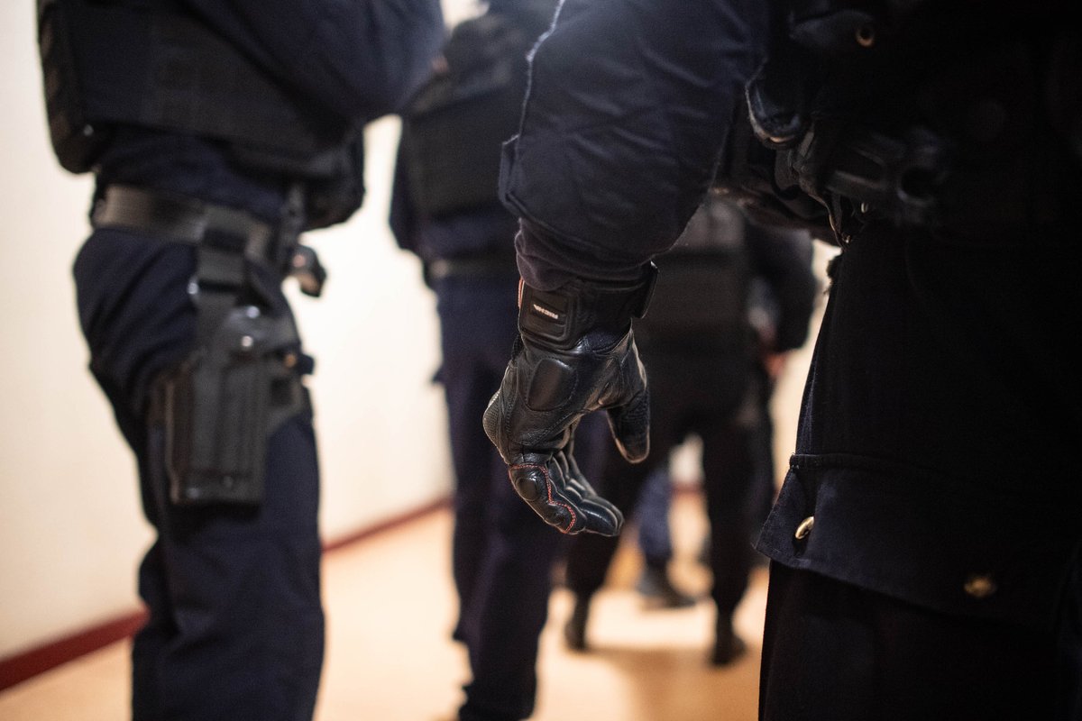 prefpolice's tweet photo. Hier à #Montreuil, les policiers ont interpellé à domicile un individu soupçonné de trafic de stupéfiants.
A l'arrivée des policiers, l'individu a tenté de se débarrasser de sacs... remplis de + de 1⃣1⃣kgs de cannabis.
↪️ saisie de 53 bonbonnes de gaz hilarant.
#AntiStups https://t.co/nSrQrJwoJF