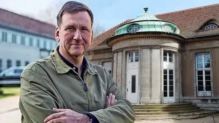 manaf12hassan's tweet photo. Brisante Äußerungen vom Adlon-Eigentümer in Potsdam, Wilhelm Wilderink, zum Treffen in Potsdam gegenüber der NZZ:

 „Es gab kein Geheimtreffen, es gab keinen Masterplan Remigration, es wurde nie über die Abschiebung von deutschen Staatsbürgern gesprochen"

Die Correctiv-Autoren haben „ein Lügenkonstrukt aufgebaut, das an keiner Stelle haltbar ist“. Der “Versuch eines Meuchelmordes“ sei aber misslungen.

Sollte das wirklich stimmen, sollten Correctiv & Mitarbeiter hart bestraft werden & sämtliche finanzielle Unterstützungen der Steuerzahler gehören sofort gestoppt. Zudem sollte überprüft werden, inwiefern Politiker & andere darin verwickelt waren.