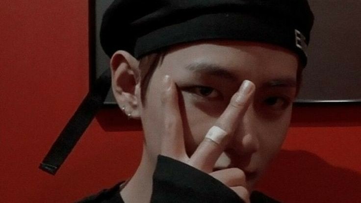 th4koo's tweet photo. mini #taekookau | 𝐈 𝐰𝐚𝐧𝐭 (𝐮) 🥀

J'k va a regalarle flores a Th, su crush, por San Valentín. 

¿El problema?

Th tiene novia.

Peor aún, esa novia es la hermana de J'k. https://t.co/r37pgsVs5m