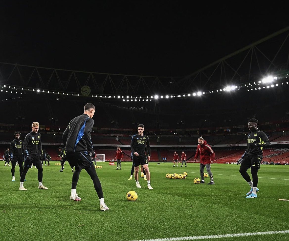 TheAnfieldBuzz's tweet photo. Arsenal trained at The Emirates this evening ahead of their blockbuster fixture against Liverpool. https://t.co/TIokUegMrq