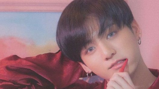 th4koo's tweet photo. mini #taekookau | 𝐈 𝐰𝐚𝐧𝐭 (𝐮) 🥀

J'k va a regalarle flores a Th, su crush, por San Valentín. 

¿El problema?

Th tiene novia.

Peor aún, esa novia es la hermana de J'k. https://t.co/r37pgsVs5m