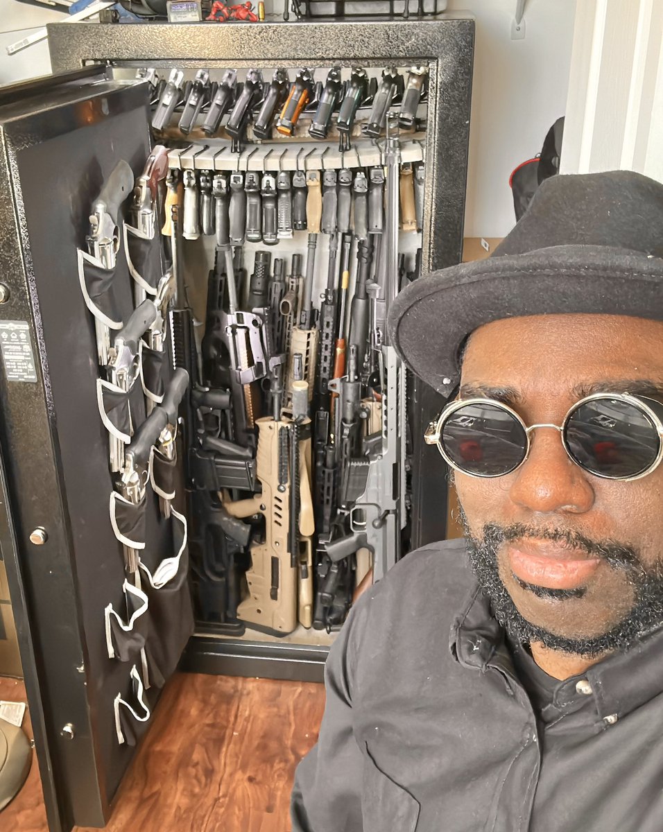 Ur_a_Smartass_C's tweet image. Happy Black History Month 😎