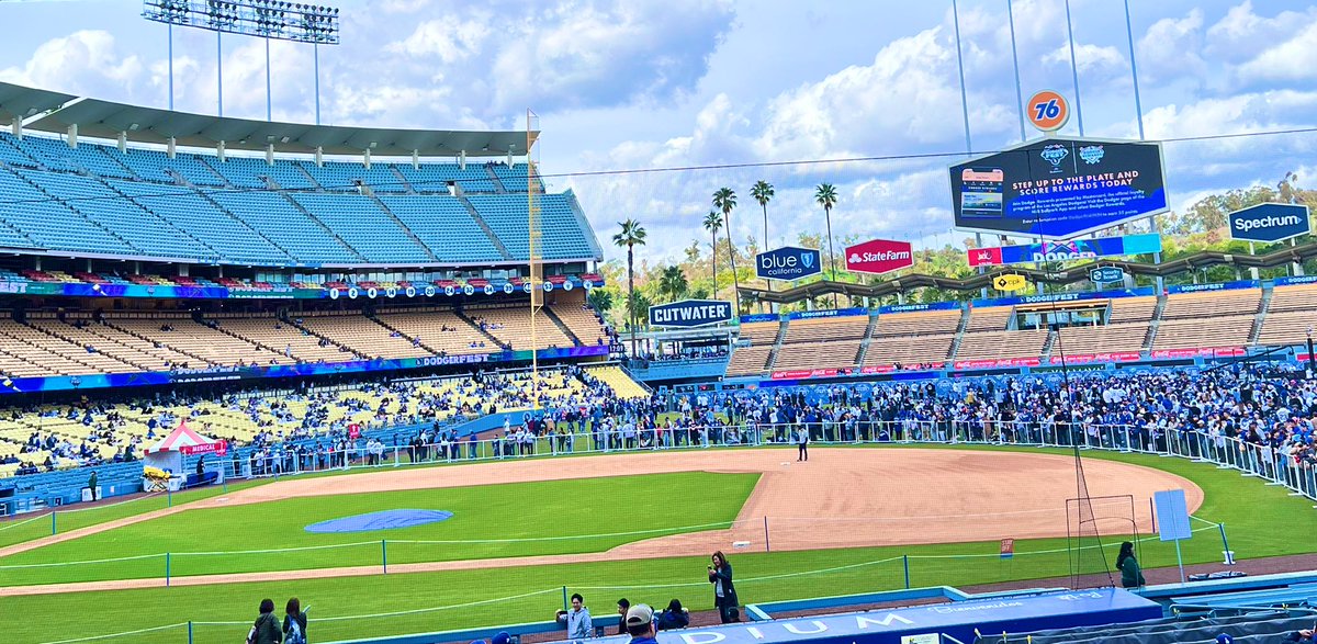 It’s a beautiful day in the neighborhood #dodgerfest #heretoplay