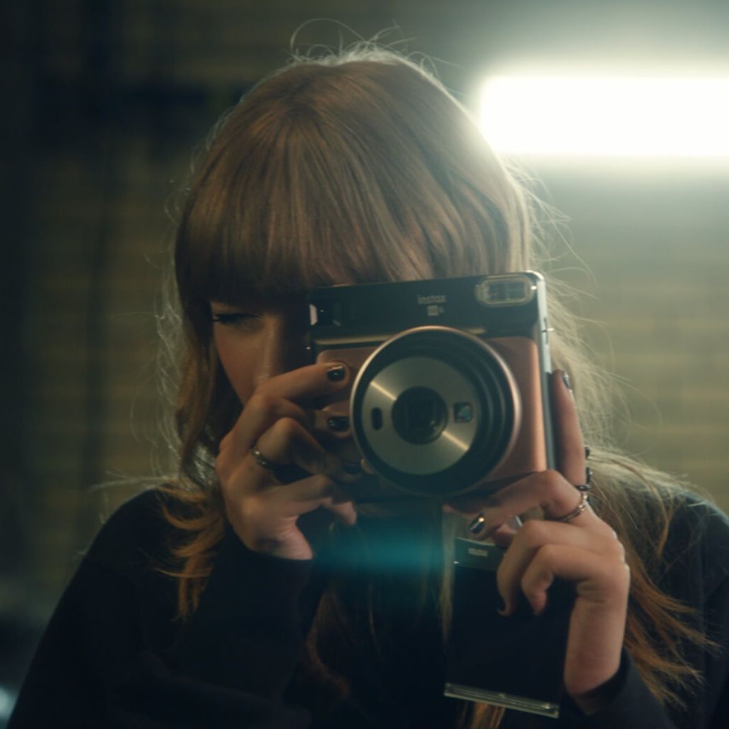 TheSwiftSociety's tweet image. 📲| A Tweet about @TaylorSwift13's camera filter went viral with over 165K likes