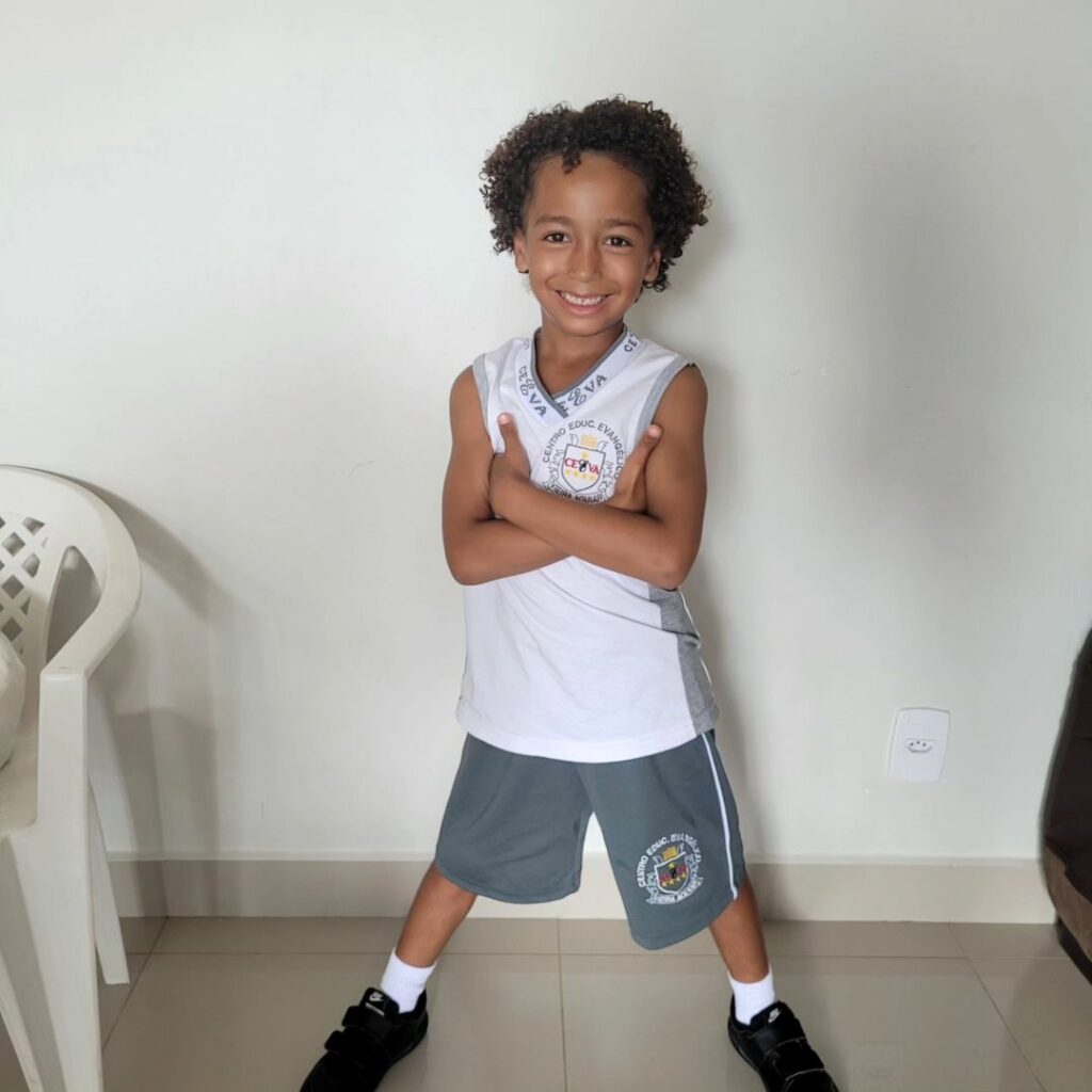 LEIA, POR FAVOR !! Esse menino da foto é o Edson Davi, de 6 anos. Ele está desaparecido desde o dia 04/01 e foi visto pela última vez no Posto 4 da Barra da Tijuca, Rio de Janeiro. Mesmo não havendo provas ou testemunhas, a polícia alega a possibilidade +