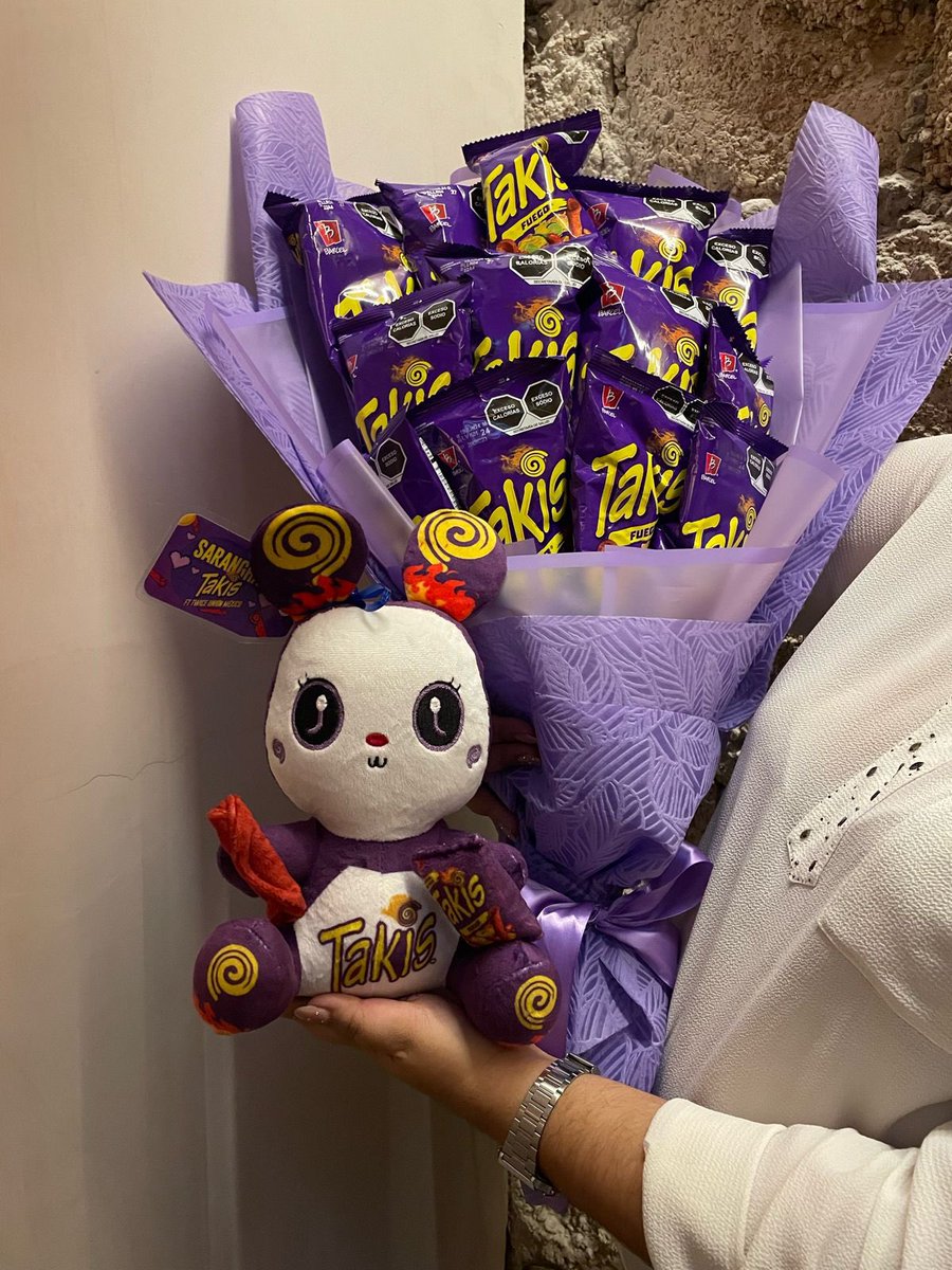TwiceSupport_MX's tweet photo. [🍭READY TO BE EN MEXICO🇲🇽]

#Takis x #TUM #ReadyToBeOnce 

ONCE! SE LOGRÓ! 

Gracias al apoyo de todos y al trabajo de las fanbases de Twice Union Mexico (Twice Mexico, Twice México FC, Twice Support México) y @xKarlaGomez , se logró contactar a Takis para que le dieramos una sorpresa a Sana en estas fechas tan especiales. 

Durante el live de ayer de las chicas. Se puede ver que #Sana recibió el ramo buchón #Takis . 

Estamos muy felices que se logró está hermosa sorpresa 🫢.

Agradecemos mucho a #Takis por todo su apoyo, la comunicación y resultado de este esfuerzo. No hay duda de por qué es el snack favorito de nuestra querida Sana 🥰

Dejemos un lindo mensaje para Takis con los hashtags : 

#GraciasTakis #TakisxOnce

La pasión de Once por Twice saca fuego 🔥

Nos vemos en unas horas, ONCE. 

#트와이스 #Takis  #TWICE_5TH_WORLD_TOUR_MEXICO #READYTOBE_MEXICO #TWICEprojects #Kpopconcert #TWICEunionMexico