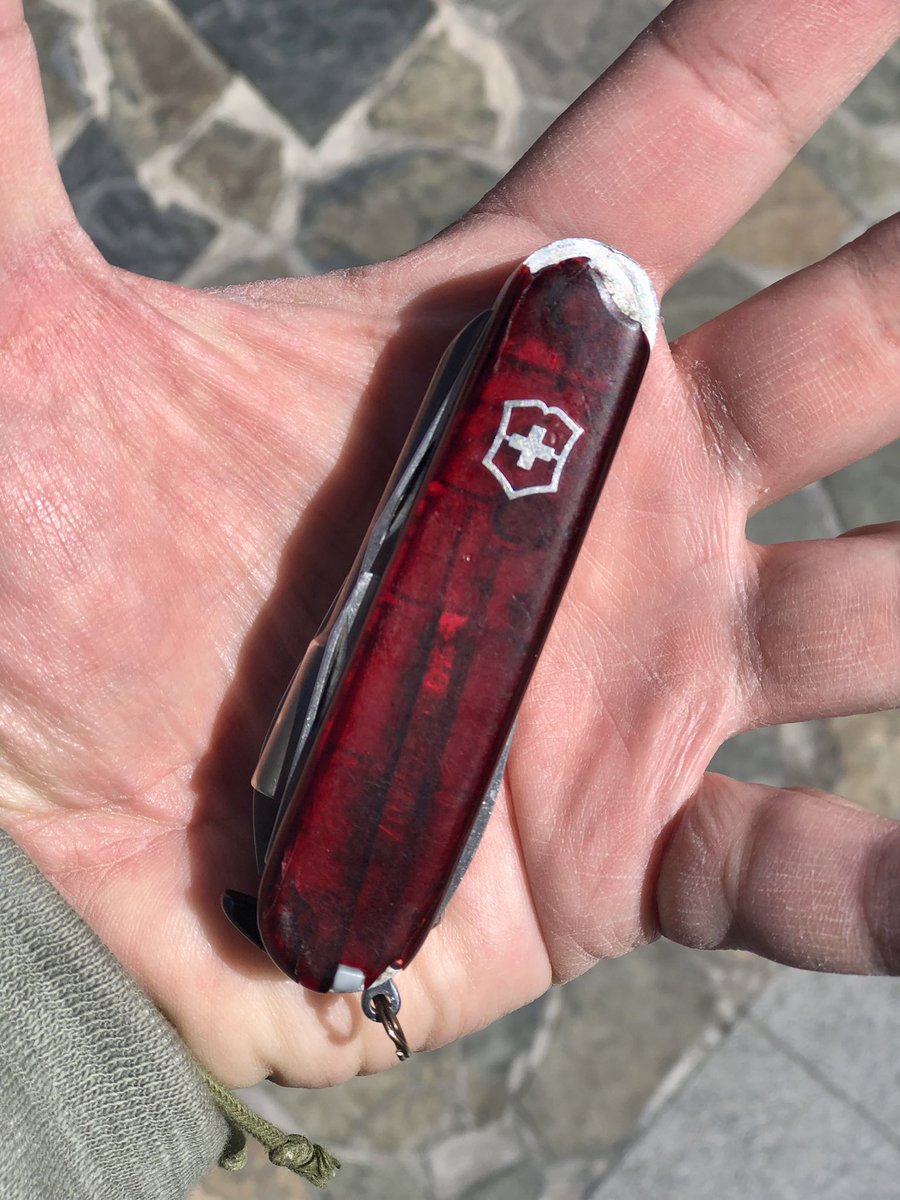 Pipiripunk's tweet photo. Sábado.
Renovarse o morir… 😉
.
.
.
(Uno de mis amuletos. 25 años conmigo) ❤️
#Victorinox #CyberTool https://t.co/6Rvdr3idGE