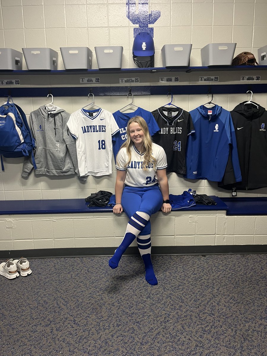 AubreyWatson_25's tweet photo. Thank you so much @ICladybluesSB for having me out today! I had so much fun touring campus and learning more about your program! Big thank you to Coach Messina, @mrcloe04, and the team for showing me around! 💙🤍
@TopGunSTL 
@MustangsSBall https://t.co/VPBkesHfEs