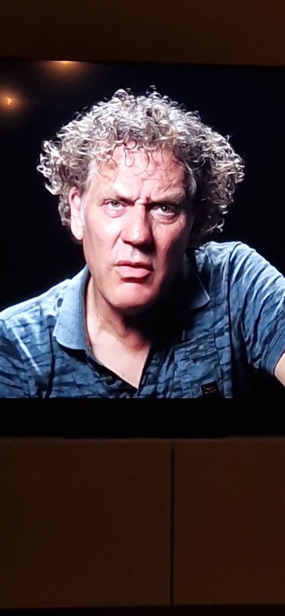 IKijkt's tweet photo. Kees die uitrekent hoeveel geld hoeveel geld er uit de pot wordt gehaald bij de opdracht met de enveloppen. #widm #wieisdemol #widm2024 #widm24 https://t.co/OqzIgOOg0K