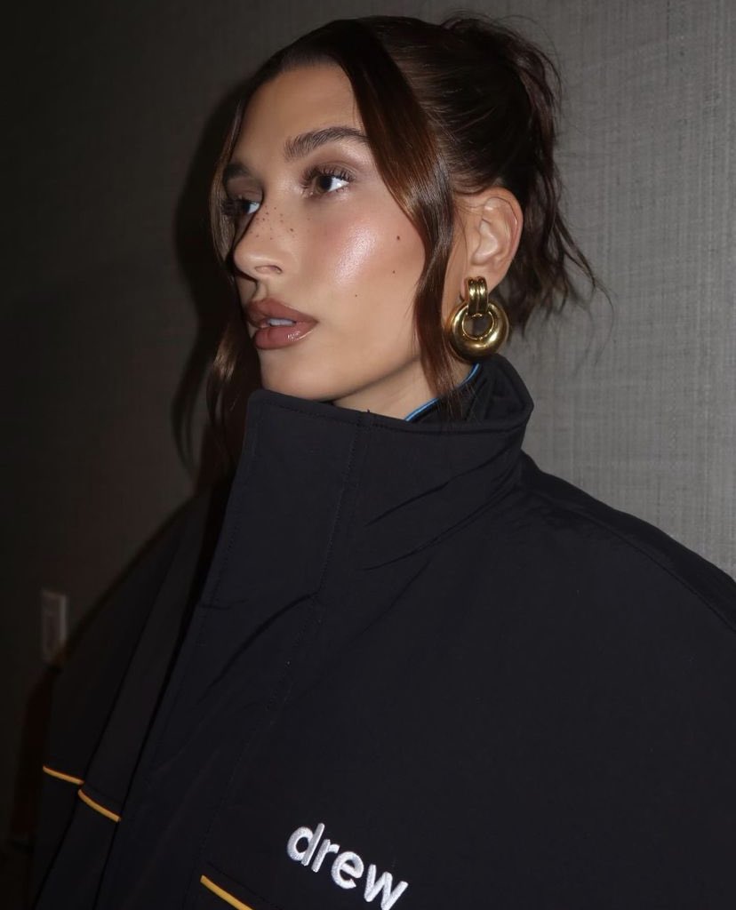 Hailey Bieber Outfits tweet media