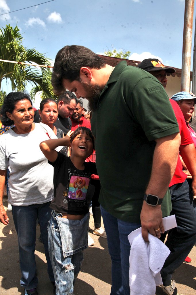 ErnestoLunaPsuv's tweet photo. La Comuna Renacer de la Patria, es símbolo de lucha y resiliencia. Hoy caminamos sus calles. Nos reunimos con sus habitantes y asumimos una serie de compromisos a los cuales les daremos respuesta de manera inmediata, como por ejemplo: mejorar las condiciones de vialidad, https://t.co/LRfBoWGSjN