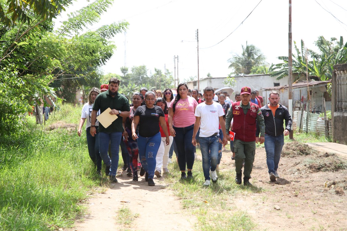 ErnestoLunaPsuv's tweet photo. La Comuna Renacer de la Patria, es símbolo de lucha y resiliencia. Hoy caminamos sus calles. Nos reunimos con sus habitantes y asumimos una serie de compromisos a los cuales les daremos respuesta de manera inmediata, como por ejemplo: mejorar las condiciones de vialidad, https://t.co/LRfBoWGSjN