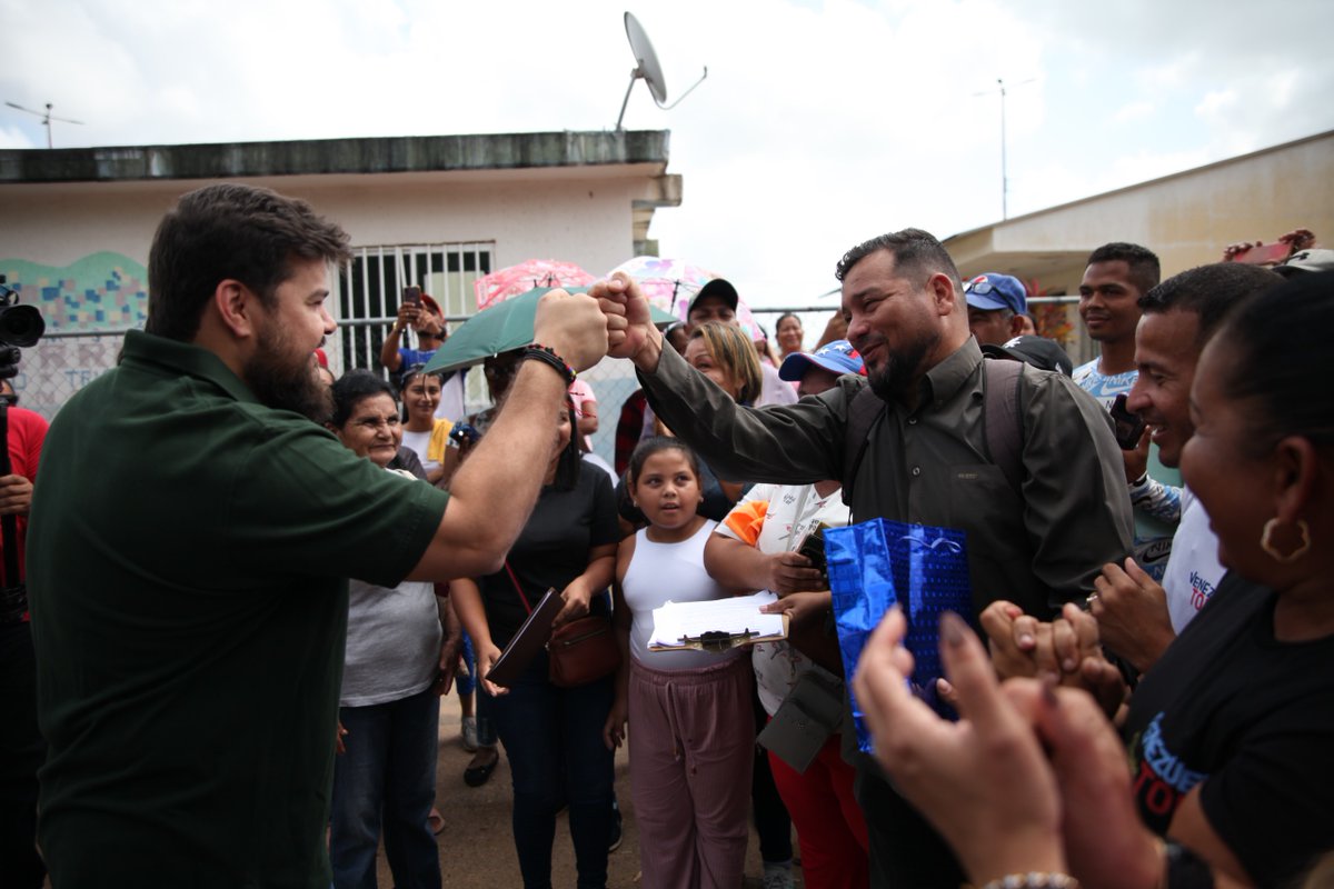 ErnestoLunaPsuv's tweet photo. La Comuna Renacer de la Patria, es símbolo de lucha y resiliencia. Hoy caminamos sus calles. Nos reunimos con sus habitantes y asumimos una serie de compromisos a los cuales les daremos respuesta de manera inmediata, como por ejemplo: mejorar las condiciones de vialidad, https://t.co/LRfBoWGSjN