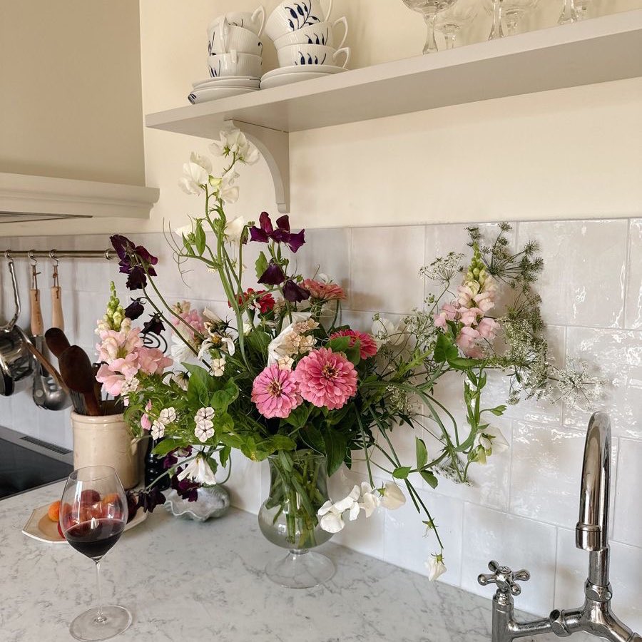 blushingdior's tweet photo. Something about having a bouquet of flowers at home 💐🤍 https://t.co/le0GDQB0JO