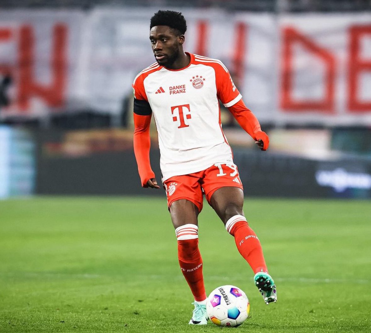🚨🇨🇦 Alphonso Davies has been diagnosed with a strained MCL in his left knee and will have to take a break, FC Bayern statement confirm.