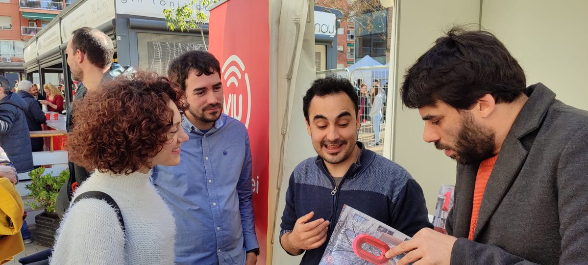 L'Aina ha visitat l'estand del Viu Molins a la Fira i ha saludat als periodistes.
