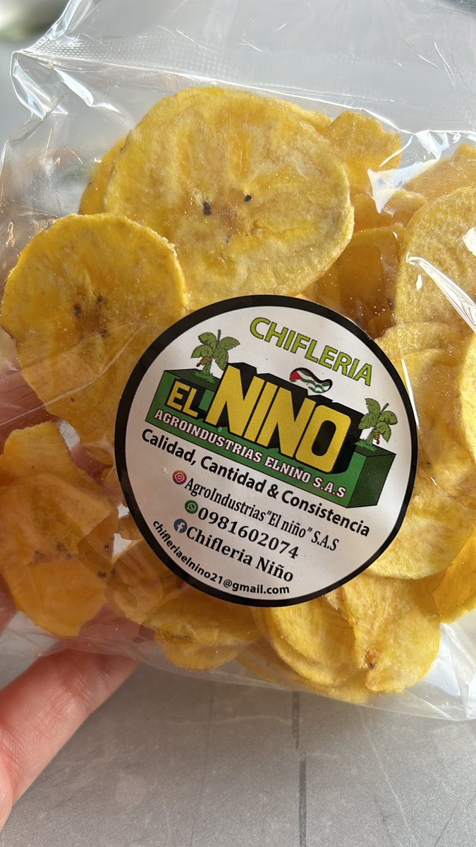 nickyguschmer's tweet photo. Hoy me encontré con un mesero que conozco hace años y me contó que estaba emprendiendo haciendo chifles! Me dejó dos para probar y están DELICIOSOS! 
Ayuden con RT para que le llegue a mucha gente!! 
En la foto está la información para que hagan pedidos! ✨ https://t.co/TMiEfnCMgT