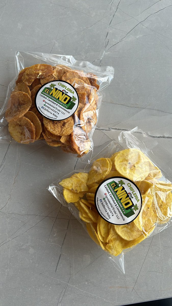nickyguschmer's tweet photo. Hoy me encontré con un mesero que conozco hace años y me contó que estaba emprendiendo haciendo chifles! Me dejó dos para probar y están DELICIOSOS! 
Ayuden con RT para que le llegue a mucha gente!! 
En la foto está la información para que hagan pedidos! ✨ https://t.co/TMiEfnCMgT