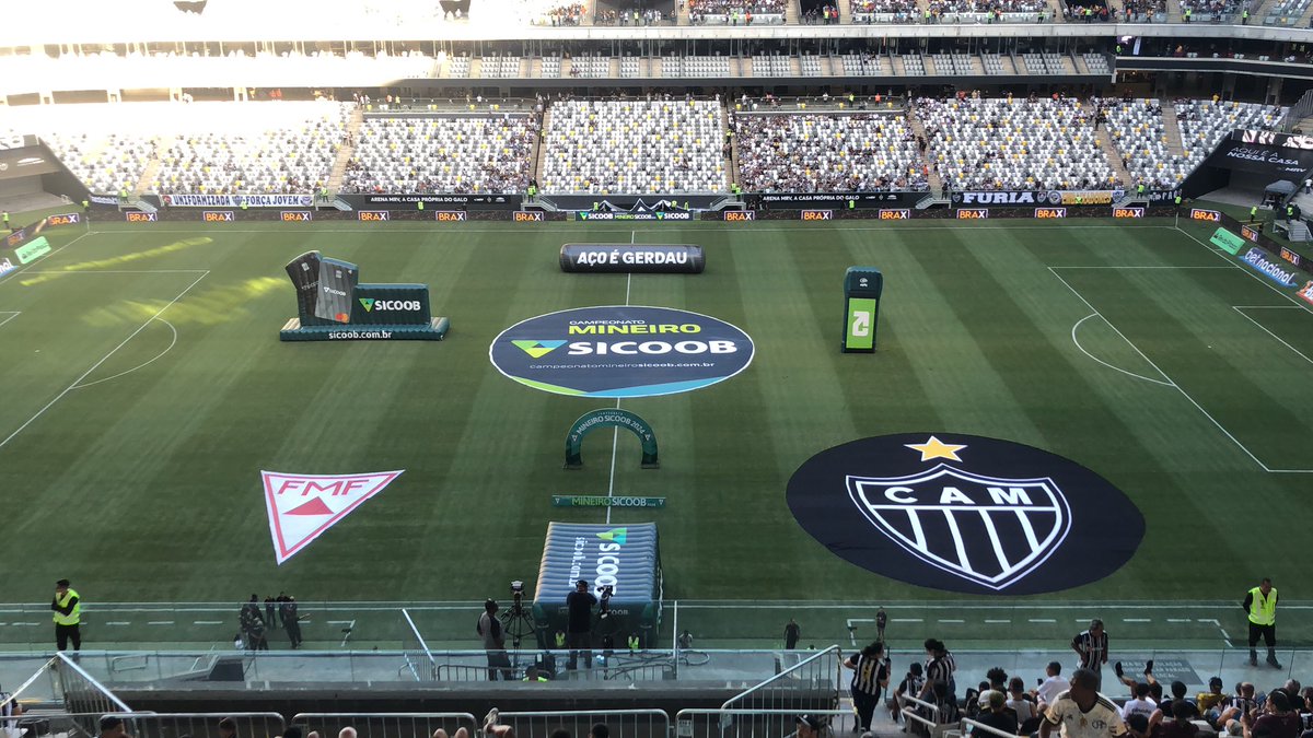 Gui_alvesc's tweet photo. Já estamos aqui na Arena MRV para o primeiro clássico de 2024. 

A curiosidade é a ausência do símbolo do Cruzeiro no gramado e a presença do símbolo da Federação Mineira de Futebol (FMF). 

- @VersusEsporte https://t.co/6gmVNrRxfw