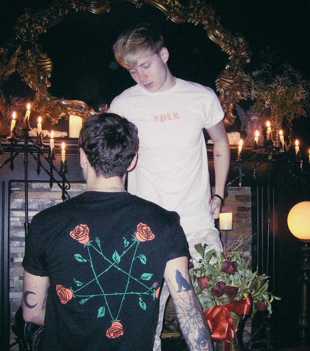 XPLRMERCHDESIGN's tweet photo. 🌹🛸✖️ https://t.co/cNO26stFzL