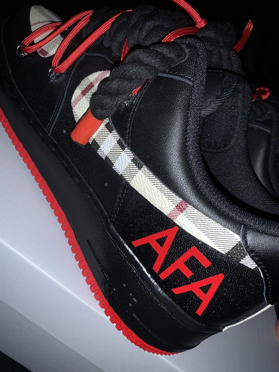 TataMadeCustoms's tweet photo. First pair of customs to start 2024 🔥‼️ 
Dm me on ig @tmcustomz_ to purchase custom kicks or get info about getting shoes made ‼️ 
#tatamadecustomz #customaf1 #NewYear2024 #BlackOwnedBusiness #smallbuisness #viral https://t.co/TW2LvQoNgc