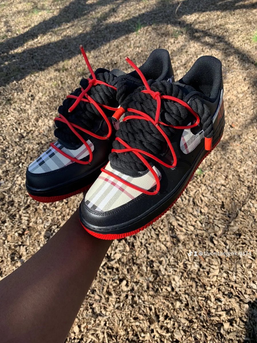 TataMadeCustoms's tweet photo. First pair of customs to start 2024 🔥‼️ 
Dm me on ig @tmcustomz_ to purchase custom kicks or get info about getting shoes made ‼️ 
#tatamadecustomz #customaf1 #NewYear2024 #BlackOwnedBusiness #smallbuisness #viral https://t.co/TW2LvQoNgc