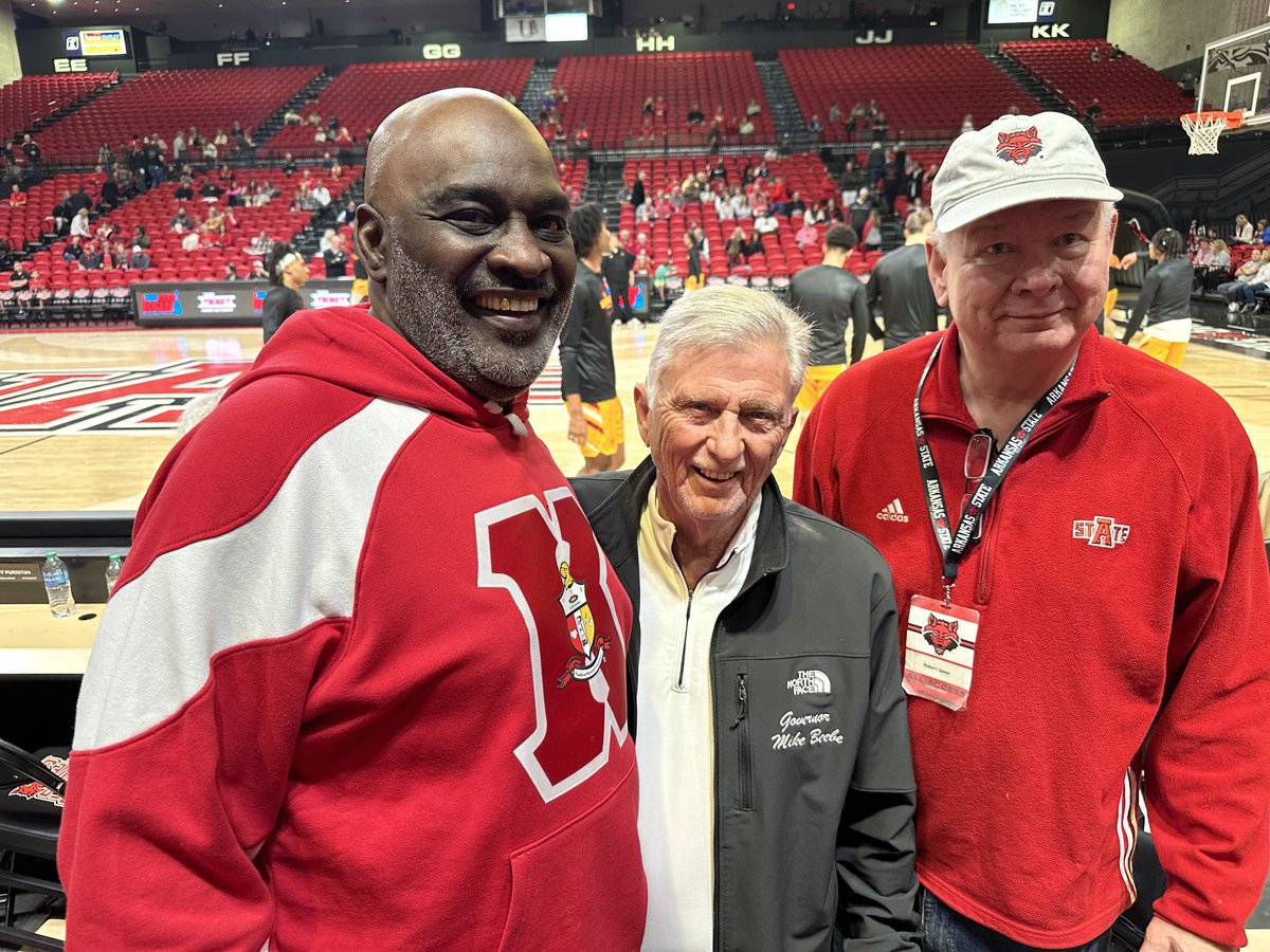 Gov. Mike Beebe and former #AState ballers getting ready to watch the #AStateMB team vs #ULM ⁦<a href="/ArkansasState/">Arkansas State</a>⁩. #Beebe #WOLVESUP #REDWOLVES