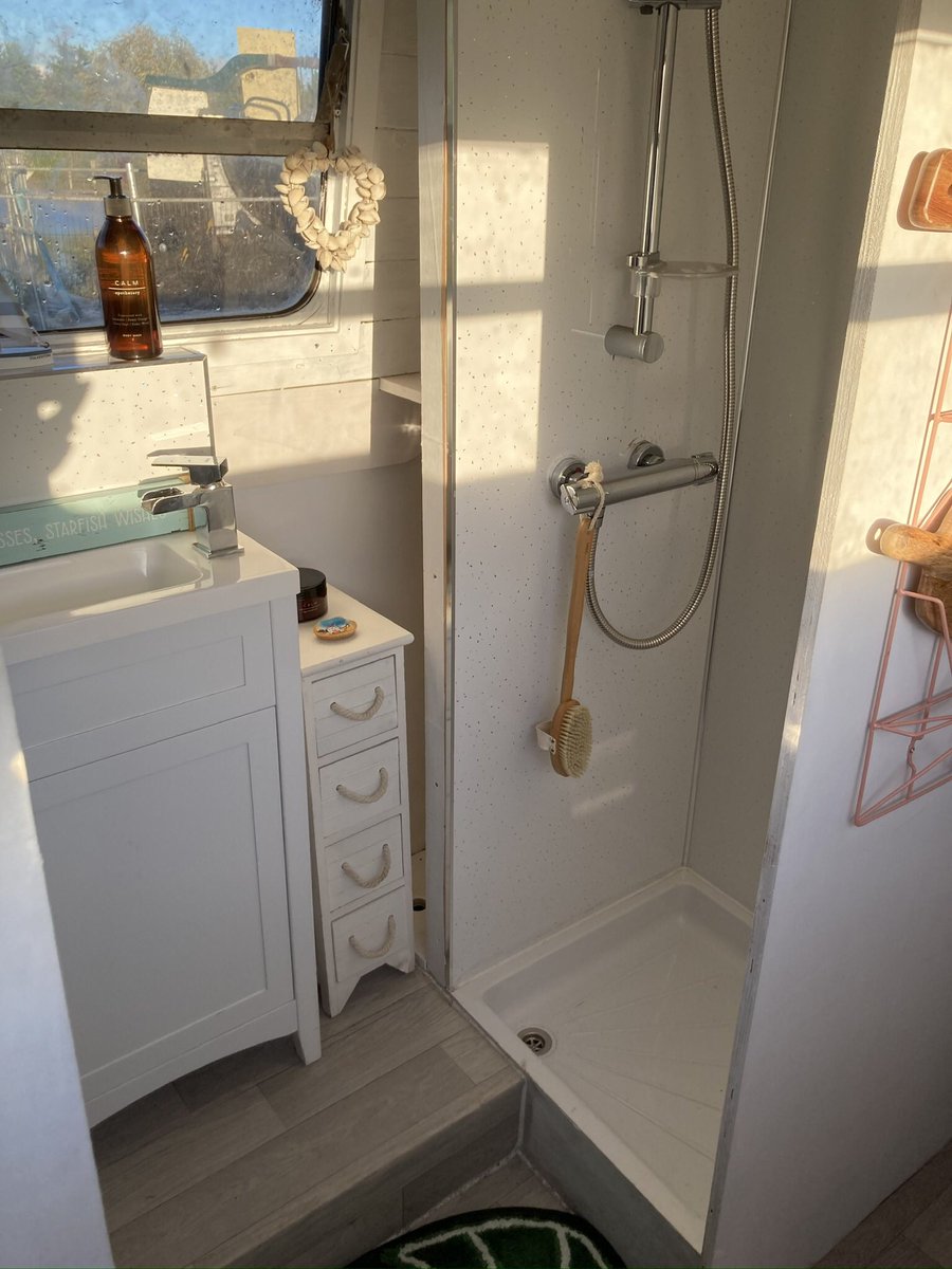 On last nights show, Leah is at the start of transforming a tired &amp; dated #narrowboat. 

After loads of inaction… taking my advice do it room by room … then comes the action 💪

What a result.. What a cracker!

Stream now on My5 <a href="/channel5_tv/">Channel 5</a> #YourDreamKitchenforLess