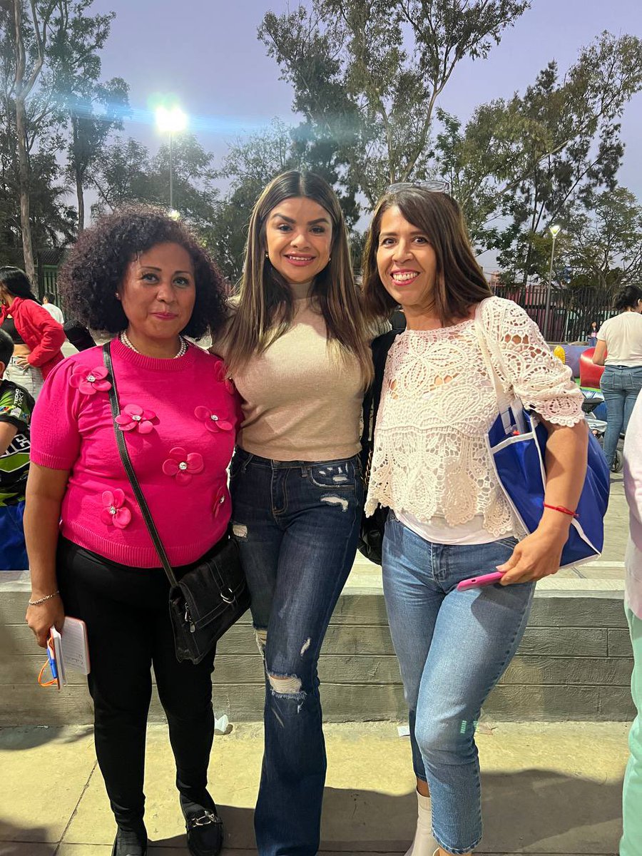 GabyCardenas's tweet photo. Estoy muy agradecida porque esta semana, no fue la excepción pues en cada rincón de Zapopan las personas nos reciben siempre con una gran sonrisa. 🥰😇🫶 Y esto solo es posible porque es producto del trabajo que a diario realizamos con las mujeres, niñas y niños de nuestro municipio.🫡👦👧 

Sigamos haciendo más fuerte nuestra casa 🏠🤝💪común. ¡¡¡Bendecido sábado a todas y todos!!!