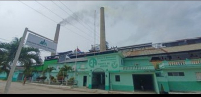 Rolando21013822's tweet photo. Los azucareros de la @EaaMelanio  del municipio #Taguasco no escatiman esfuerzos y rompen el bloqueo constantemente, con un sólo propósito impulsar la economía del país.
#GenteQueSuma 
#SanctiSpirítusEnMarcha 
@DeivyPrezMartn1 @DiazCanelB @AlexisLorente74 @yan46609 https://t.co/rOGECubs74