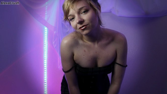 Let's hang out 😇 https://t.co/NaDyqKgxSO