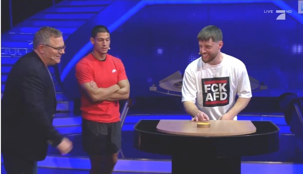 FFlashlig1's tweet image. Tolles Zeichen in der heutigen Zeit. Big W an Bausa #bausa #pro7 #schlagdenstar