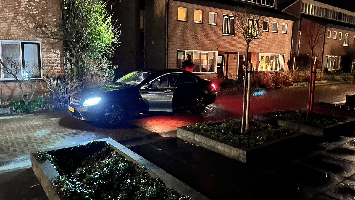 _Dionysos_'s tweet photo. Politiemotoren, politiehonden, undercover auto’s en helikopter boven de wijk…. En dat op een rustige zaterdagavond. #raaigras #zwolle #stadshagen https://t.co/4jYy9oCT0r