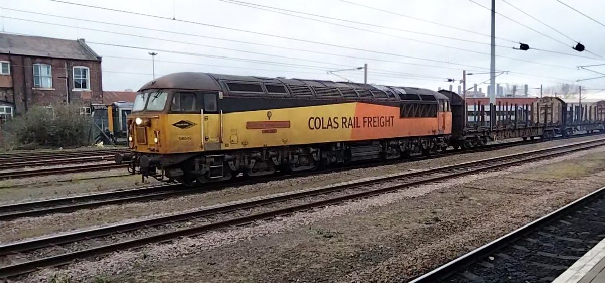 Harrod15S's tweet photo. Colas 56049 Robin of TempleCombe with a short rack of empty logging wagons through Doncaster this afternoon
#class56 #trains #Colas #timbertrain #ukfreighttrains #Doncaster https://t.co/UUs4LzIOCc