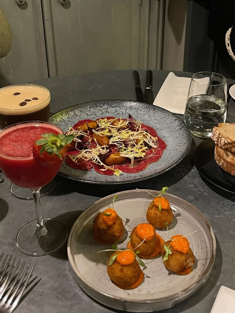 Savor the festive flavors of London's French cuisine  a holiday delight!😋😋