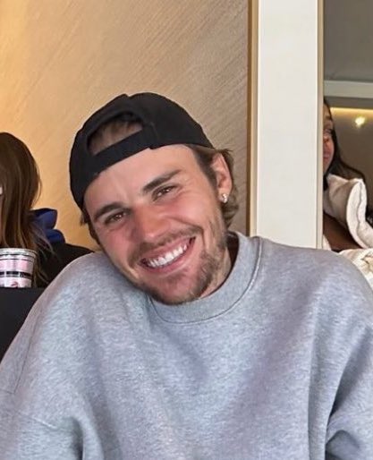 rnbkidrauhl's tweet photo. as vezes tudo que você precisa é ver justin bieber sorrindo sem parar https://t.co/xIyi2z11Im