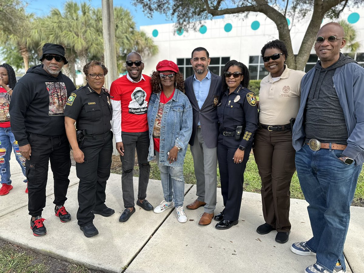 ChiefGauseNMPD's tweet photo. Today, we gathered for the Trayvon Martin Foundationโs 12th Annual Peace Walk and Talk to honor the memory of Trayvon Martin, a young man whose life was tragically cut short, but whose spirit continues to inspire us. @NorthMiamiPD #makingapositiveimpact https://t.co/1oSQPYHO09