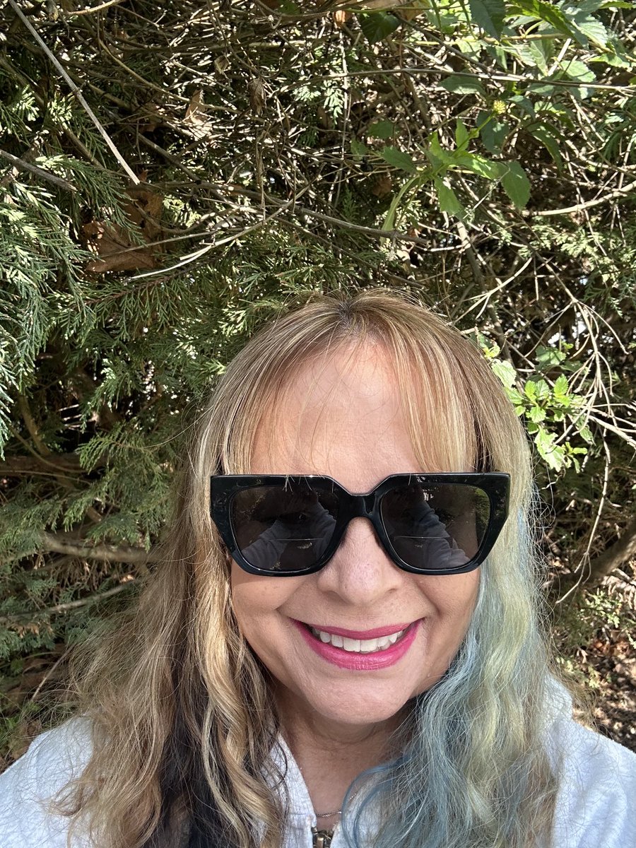 Michell46103161's tweet photo. #OPLive #OPLNation #MugforMug #Giveaway #REELZ #Calmbeforthestorm Hi y’all I’m just not good at these contests# ing and stuff . But here’s my mug before storm coming makes my front yard a lake . Happy Saturday, see ya in a few 😄 https://t.co/EaygVy0rFz