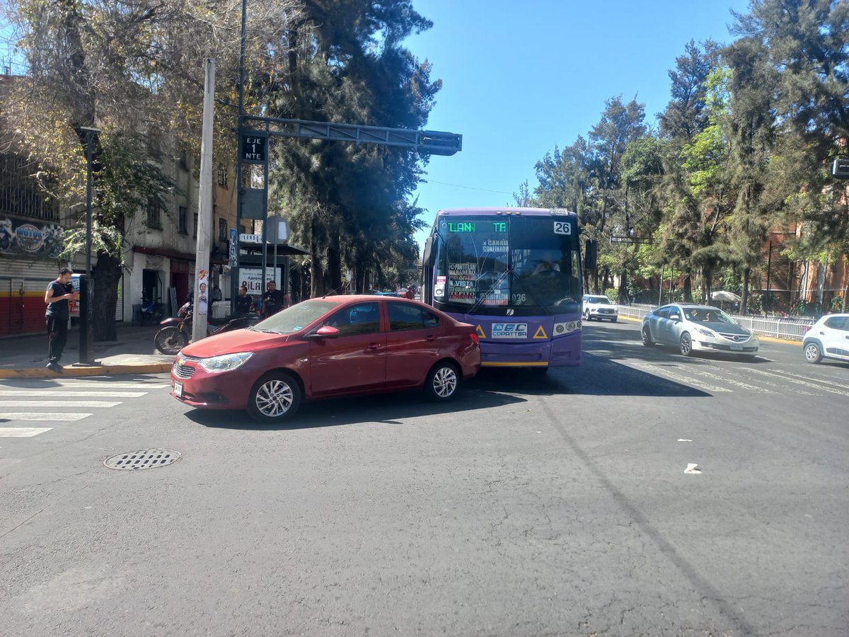 Hpector26's tweet photo. @C5_CDMX @UCS_GCDMX @SSPCMexico #apoyovial buenas tardes nos pueden ayudar con una unidad de tránsito el vehículo de transporte público no quiere cubrir daños, se desea pasar al JC a deslindar responsabilidades estamos en calle mosqueta y lerdo en la guerrero cuauhtemoc cdmx. https://t.co/UP1Y87ITZA
