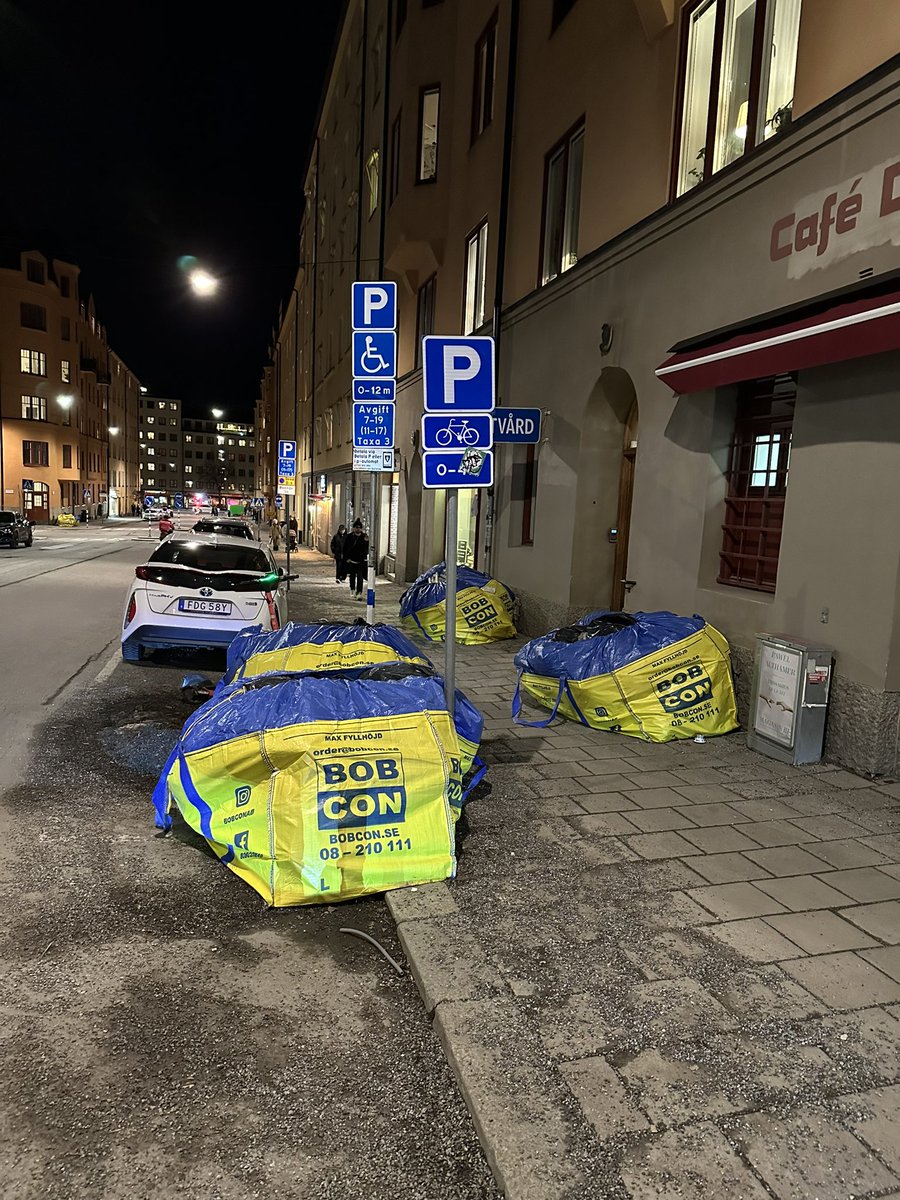 Stjernrup4's tweet image. Byggsäckar. Vanligt att placera på trottoaren, här även på cykelparkering. Men kan vi inte lagstifta att de måste placeras på bilparkering och betala parkeringsavgift? Det är tillräckligt trångt på trottoaren utan byggsäckar.