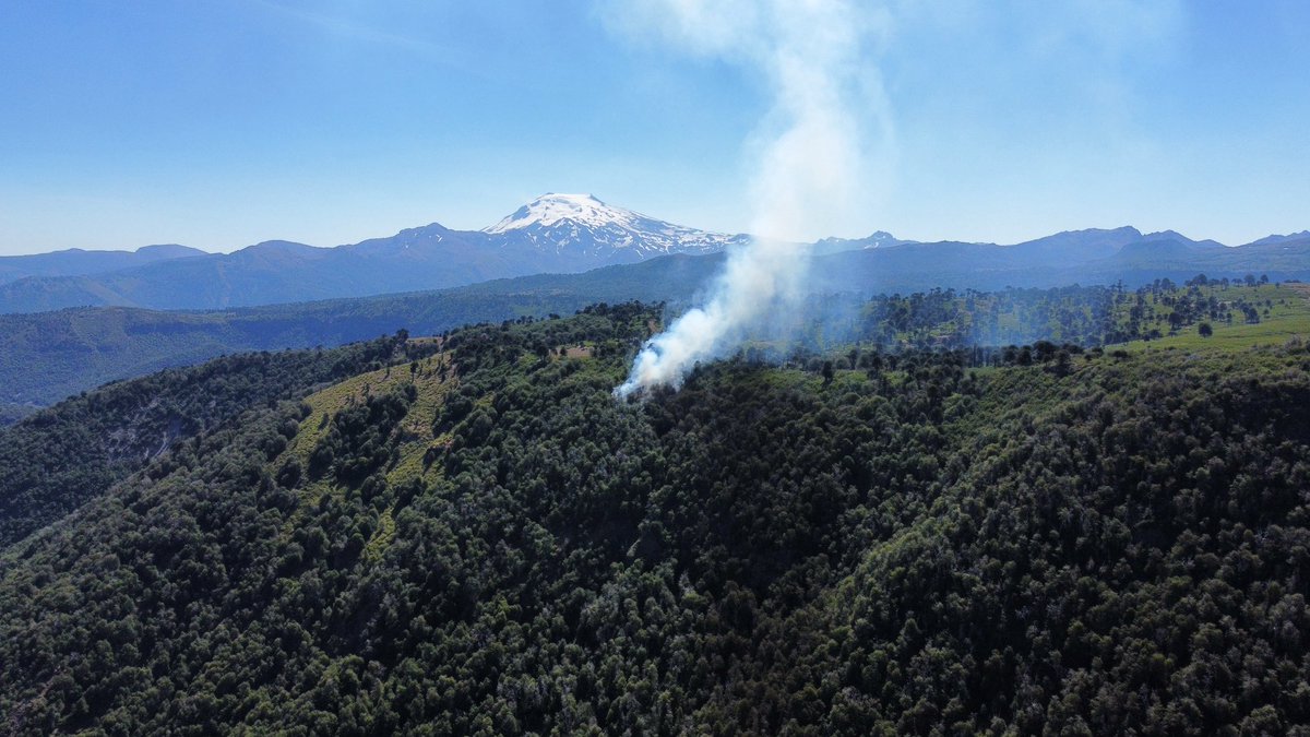 nikolira's tweet photo. @incendios_CONAF @Senapred @GabrielBoric @biobio incendio sector laguna El Barco - Alto Biobio activo ahora. URGENTE envío de helicóptero antes de que se descontrole. @meganoticiascl https://t.co/AkwXAKP53l