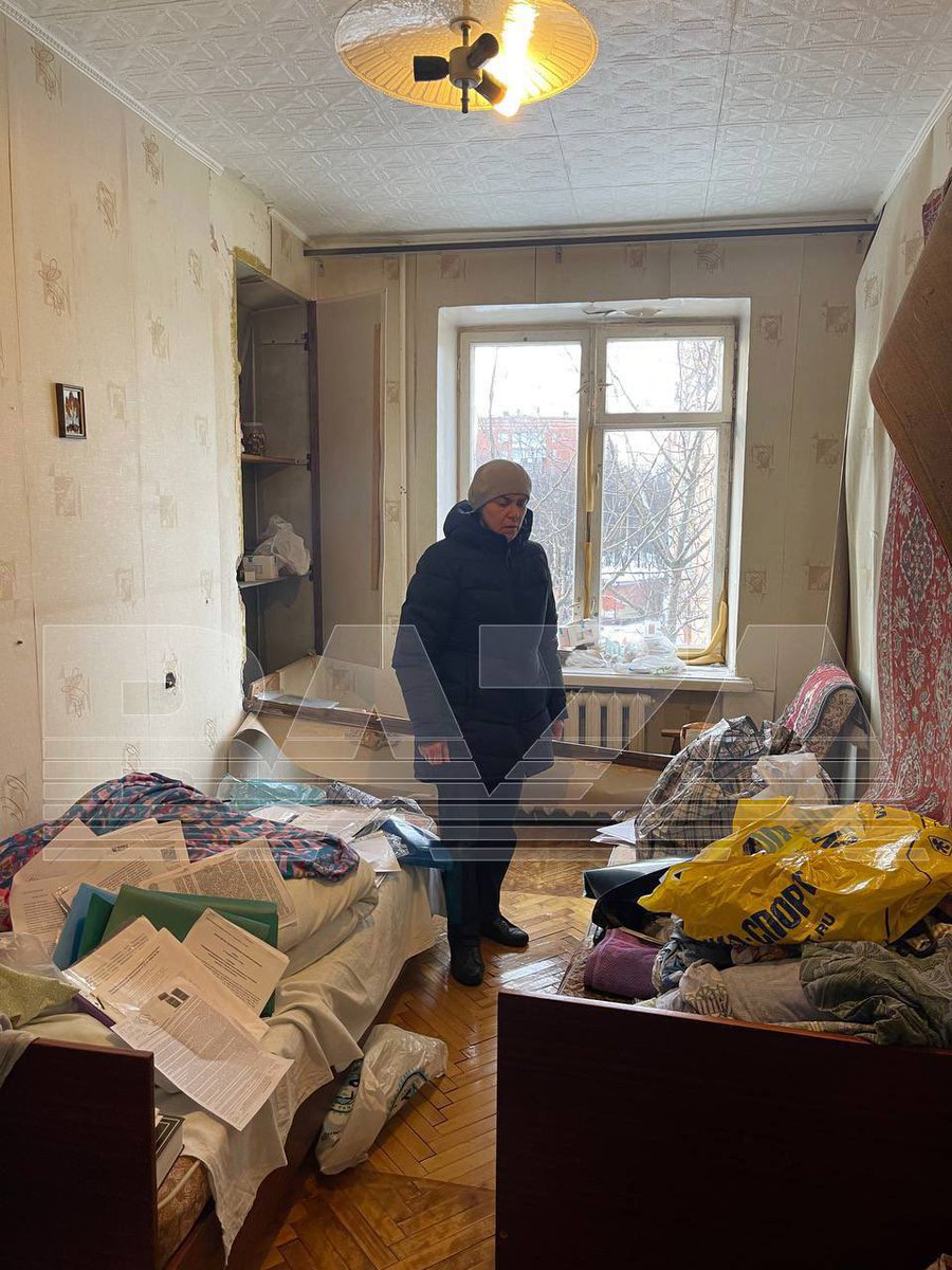 kolezev's tweet photo. Запоминающееся фото у «Базы» — детский врач Надежда Буянова у себя дома в Москве после обыска. На Буянову написала донос мама мальчика, который был на приеме у педиатра — якобы врач сказала, что его погибший на войне отец был законной целью для Украины. Буянова говорит, что ничего подобного не говорила, просто предположила у ребенка расстройство поведения, и это вывело мать из себя. В дело вмешивался лично Бастрыкин, требовавший крови, но суд не стал помещать 67-летнюю женщину в СИЗО. И вот она дома после обыска. Кажется, что не фото, а картина. Кто-то должен запечатлеть это на холсте как иллюстрацию эпохи.