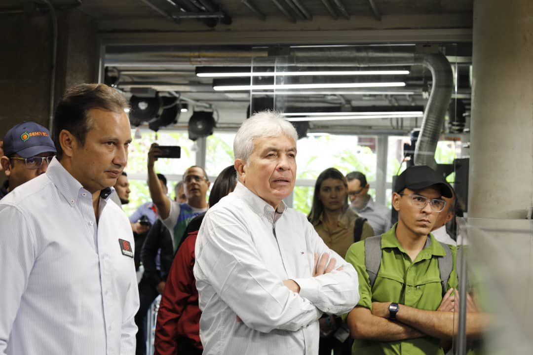 Recibimos a la Vicepresidenta sectorial para la ciencia, tecnología, educación y salud y Ministra <a href="/Gabrielasjr/">Gabriela Jiménez</a> y el hermano ministro para la agricultura y tierras @wcastropsuv en Sistemas Tecnológicos Alcaraván para seguir poniendo la tecnología al servicio de la producción.