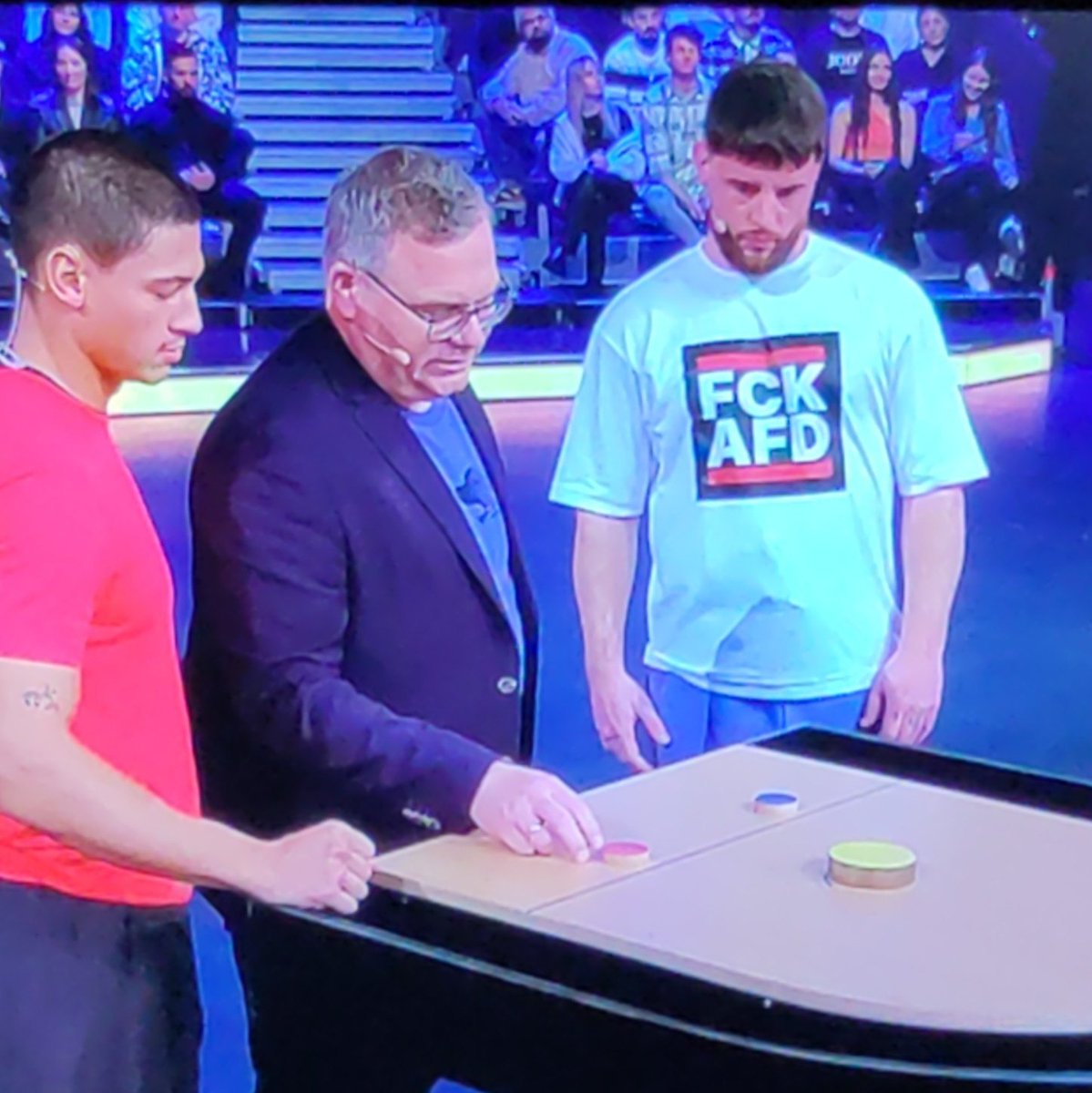 Das kam übrigens im Werbeblock bei <a href="/ProSieben/">ProSieben</a> kurz nach #Bausa:
"Wir sind offen, wir sind tolerant, wir sind menschlich. Und wem das nicht passt, der kann uns mal ... abschalten. Denn wir stehen gemeinsam gegen Rassismus."
#schlagdenstar  #noafd