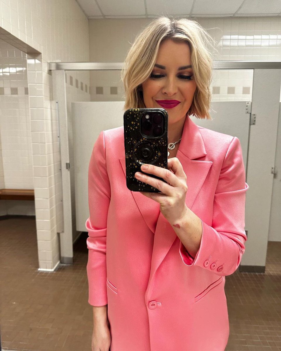 Packing my suitcase in a rush, going for the tried tested and trues. Which I love for all of the obvious reasons. But I’m trying to add a little colour/ fun/ spice to the aesthetic. Clean girl neutrals are great, but I’ll see em down the road. 💕💕

#SexySaturday