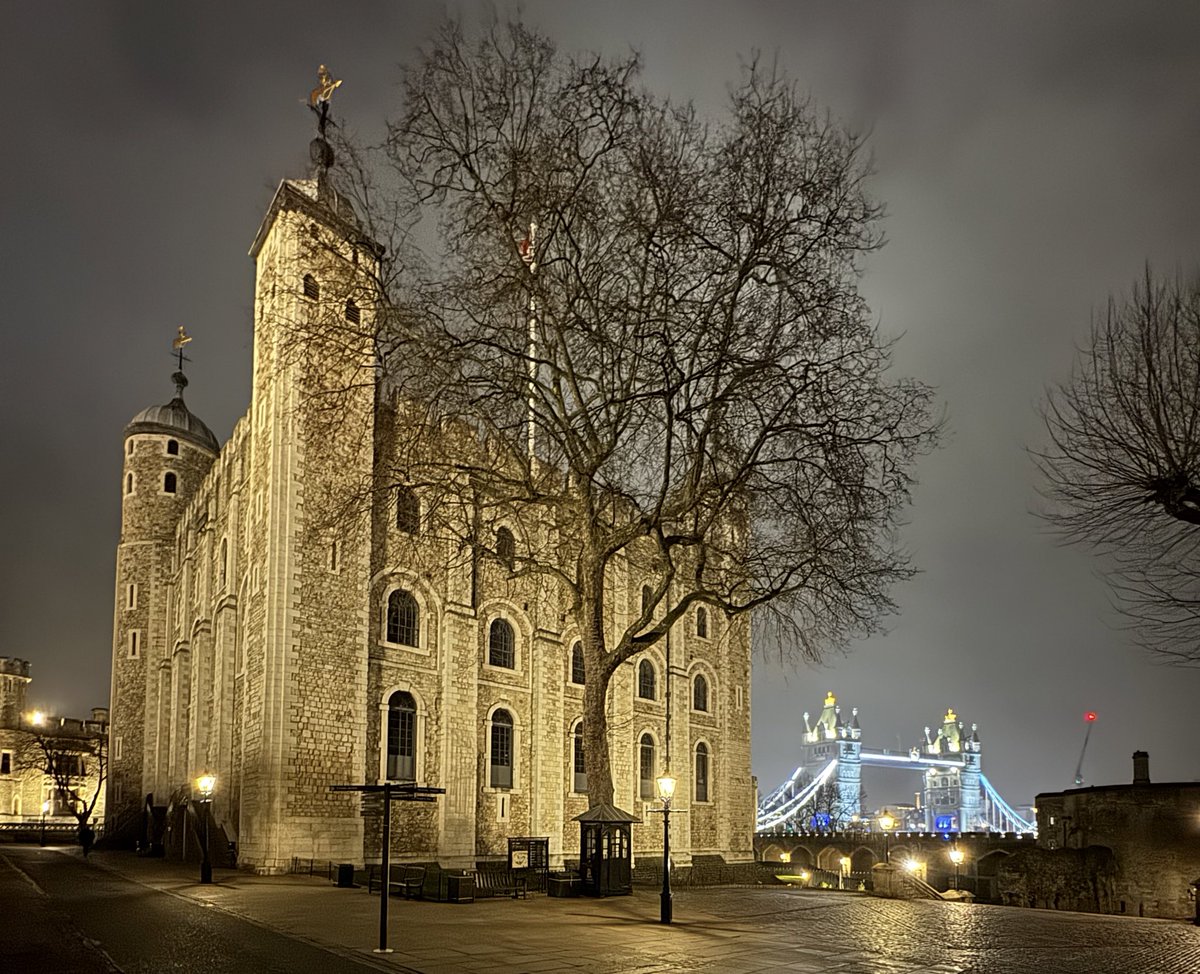 Exploring the Tower of London after dark ☺️