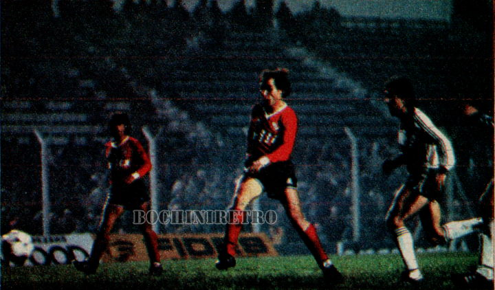 A los 16 minutos del segundo tiempo, el Bocha convierte el cuarto gol de Independiente (y el primero suyo en aquella jornada) ante Gimnasia y Esgrima La Plata, la noche en que el Rojo goleó por 5 a 1 en la fecha 5 del torneo 86/87.