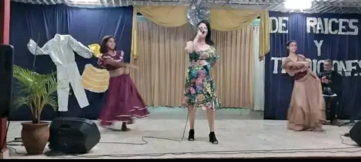 Rolando21013822's tweet photo. De Raíces y Tradiciones un espacio para la promoción de la Danza en sus diversas expresiones en #Taguasco. 
#GenteQueSuma 
#SanctiSpirítusEnMarcha 
@DeivyPrezMartn1
@DiazCanelB @AlexisLorente74 @yan46609 https://t.co/h5m65rcxkH